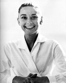 Audrey Hepburn v bílé košili