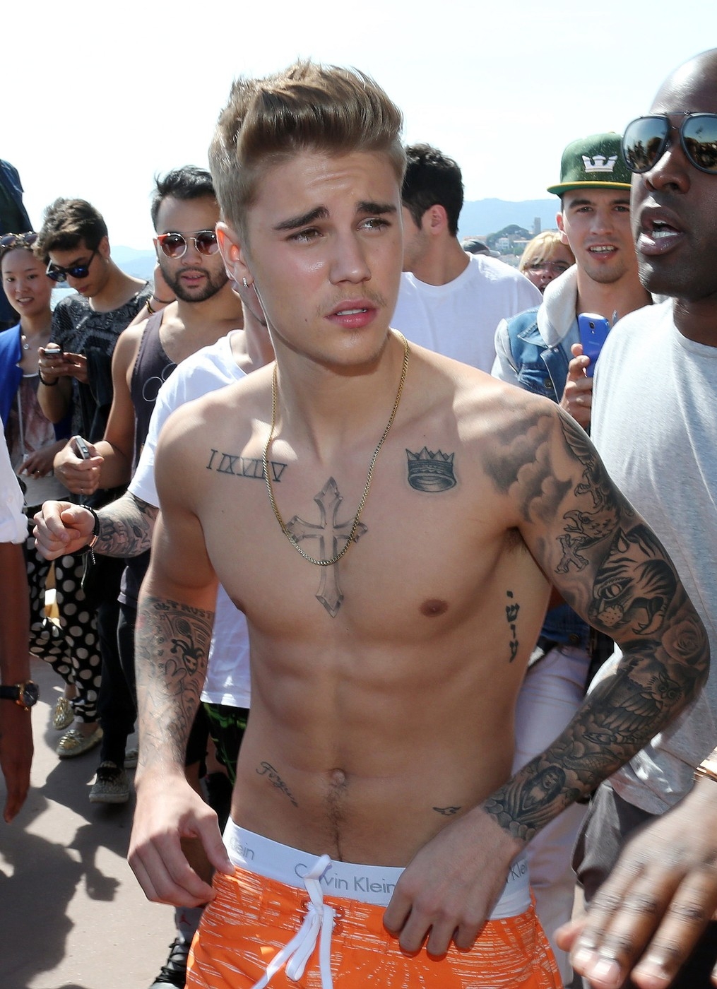 CPE/ Justin Bieber Strolling Shirtless in Cannes