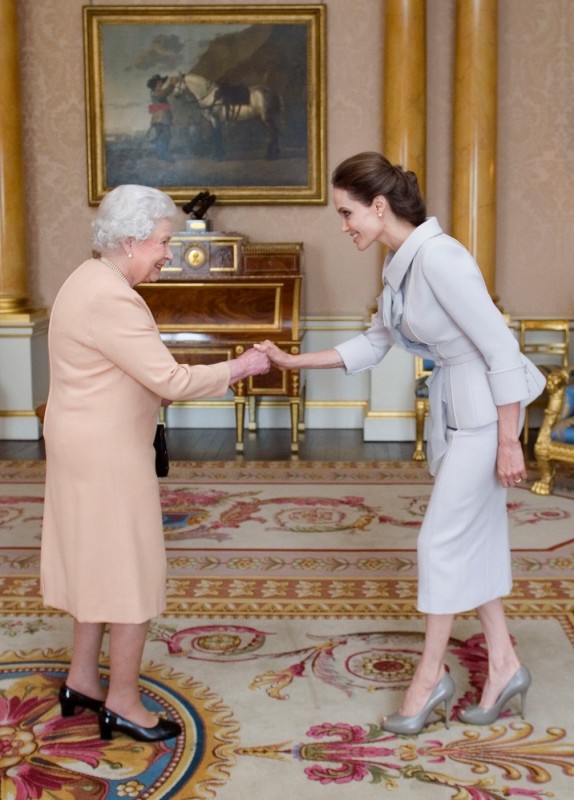Britská královna a Angelina Jolie